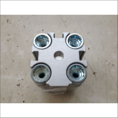 Vérin pneumatique Festo ADVU-20-10-P-A avec un diamètre de piston de 20 mm et une course de 10 mm pour et des performances dans les applications industrielles